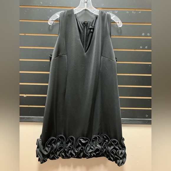 Elegant Black Sleeveless Dress - Picture 1 of 4